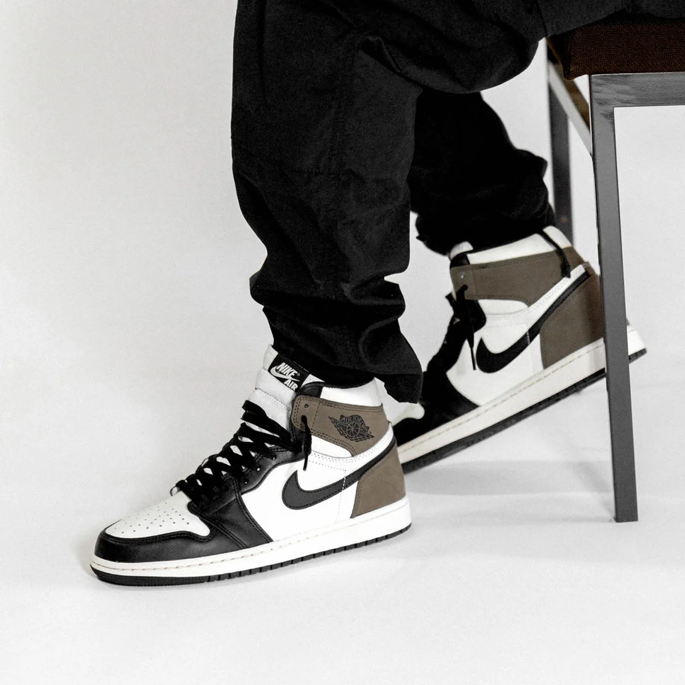 Air Jordan 1 Retro High "Dark Mocha"