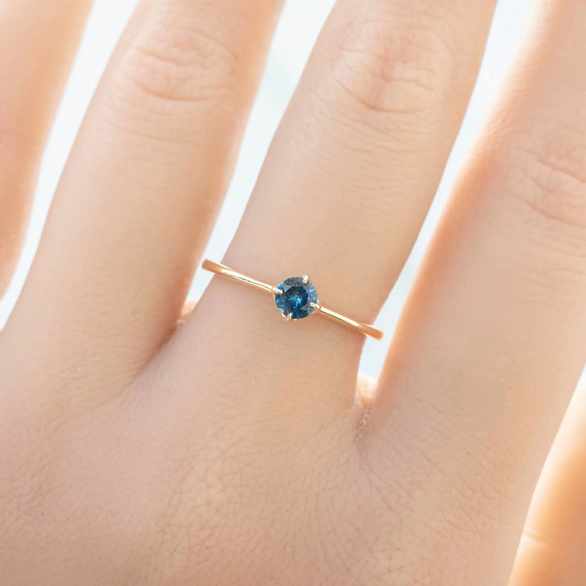 Alice Ring 4mm 0.35ct Montana Sapphire 14K Gold